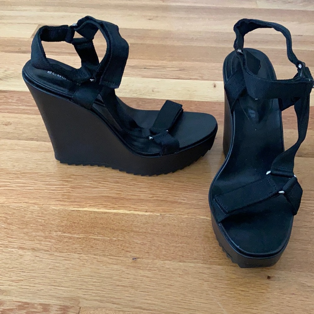 BCBG WEDGES - NEVER WORN